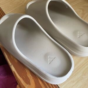 Yeezy Slides Pure